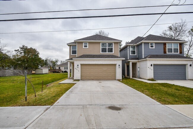 8215 Bonaire St in Houston, TX - Building Photo - Building Photo