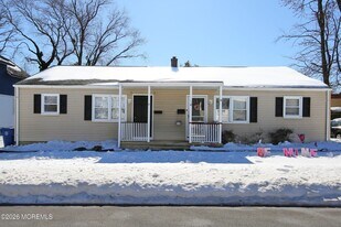 8 Viola Ave in Leonardo, NJ - Building Photo
