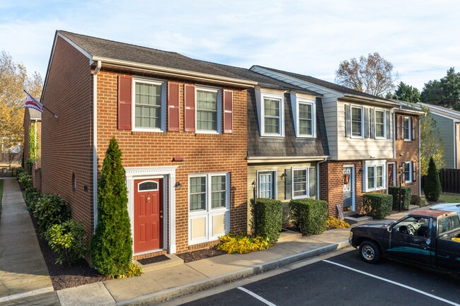 Colony Wood Townhomes in Colonial Heights, VA - Foto de edificio - Building Photo