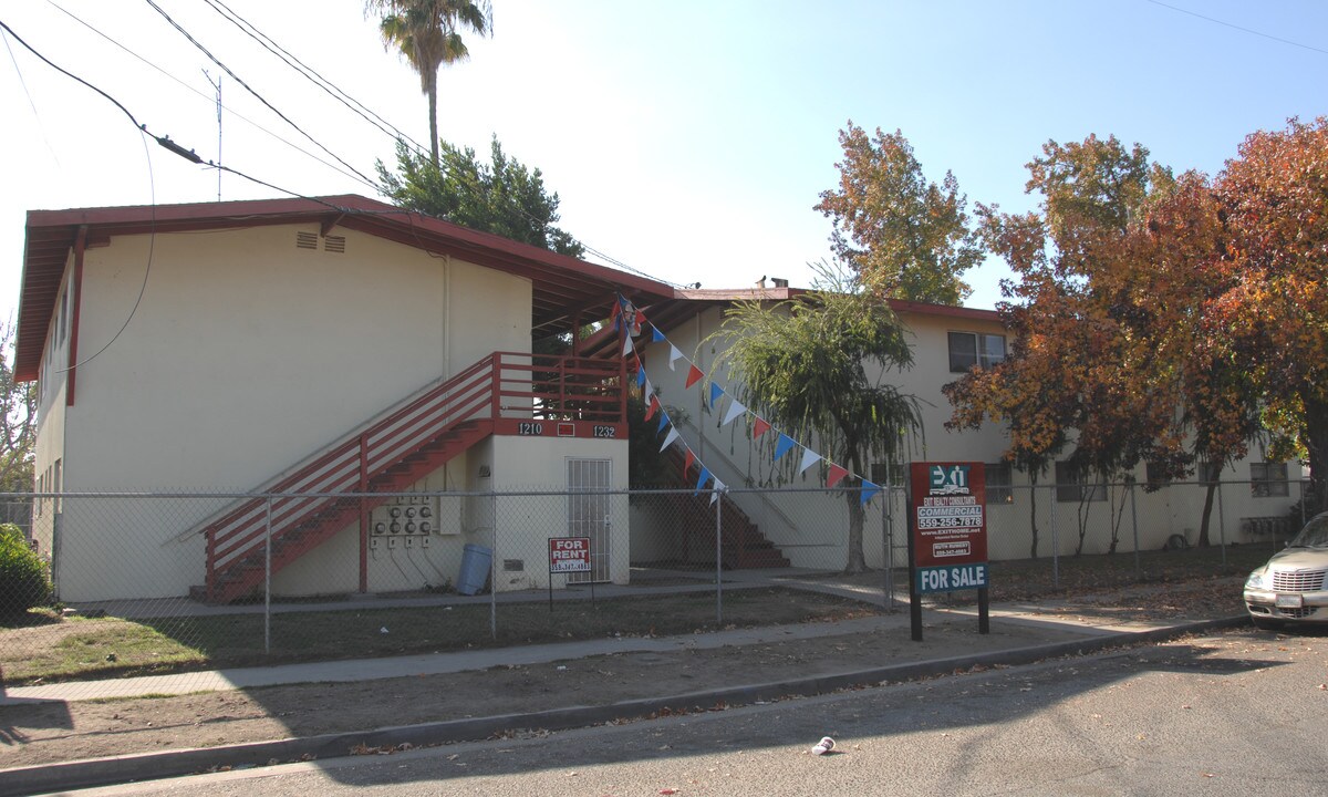 Vassar Gardens in Fresno, CA - Building Photo