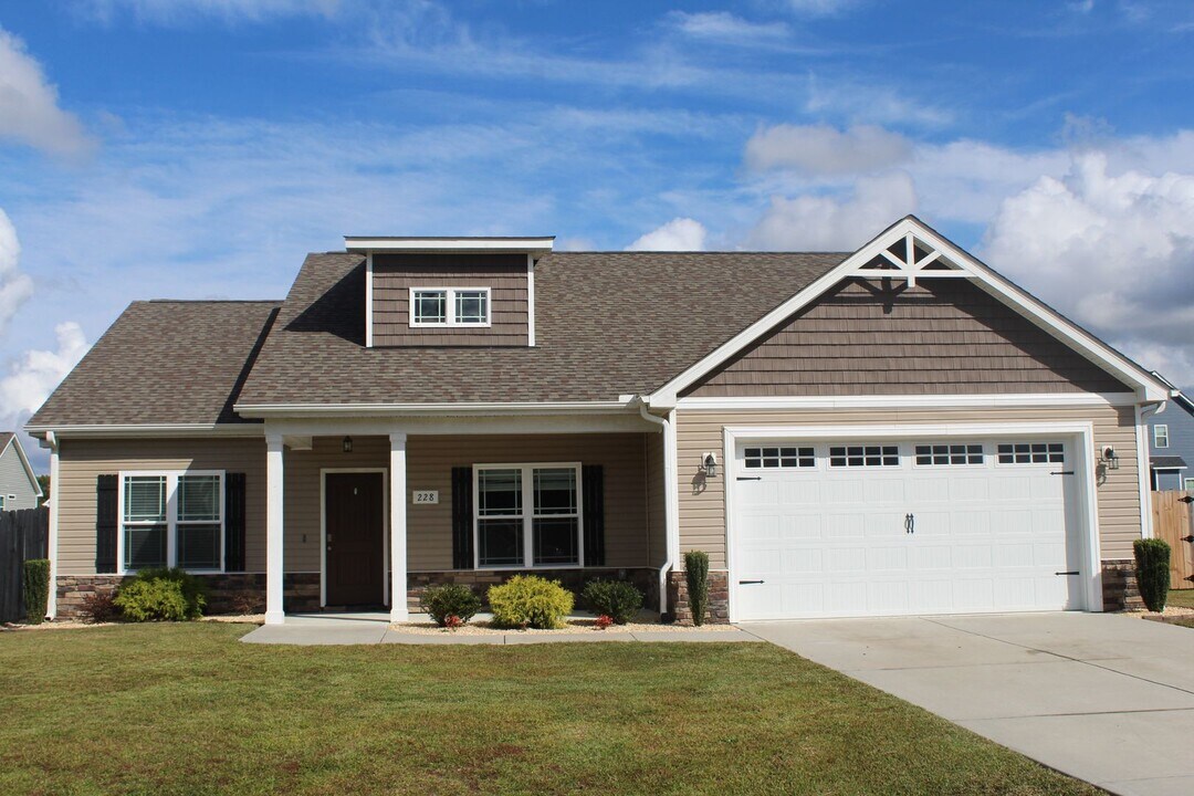 228 Planters Ridge Dr in Pikeville, NC - Building Photo