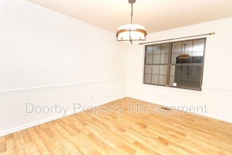 8807 Heathfield Dr in Chattanooga, TN - Foto de edificio - Building Photo