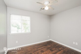 4927 Chase Wick Dr in Bacliff, TX - Building Photo - Building Photo