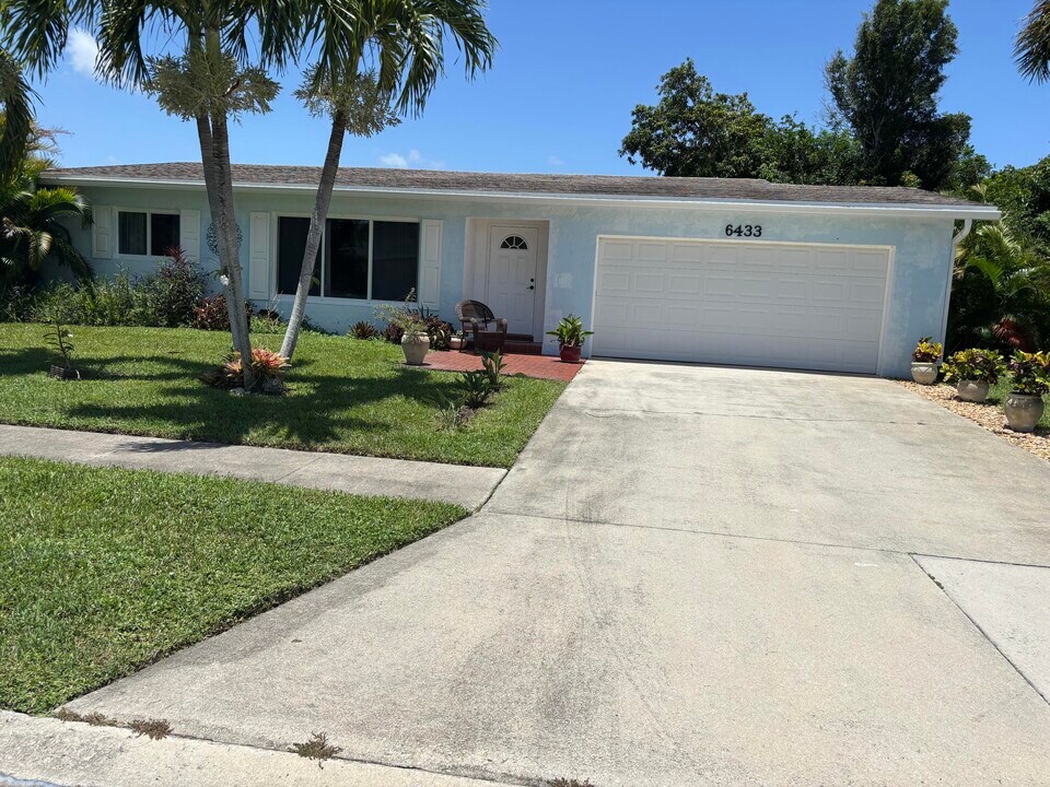6433 Sagewood Way in Delray Beach, FL - Building Photo