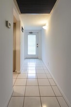 9330 Lagoon Pl, Unit 206 in Davie, FL - Building Photo - Building Photo