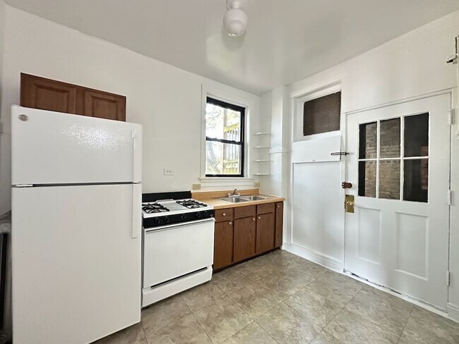 property at 2424 N Sawyer Ave