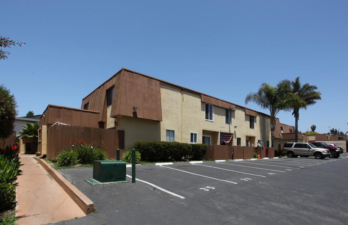 Castle Park Townhomes in Chula Vista, CA - Building Photo