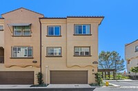 1572 Fortaleza Way in Vista, CA - Foto de edificio - Building Photo