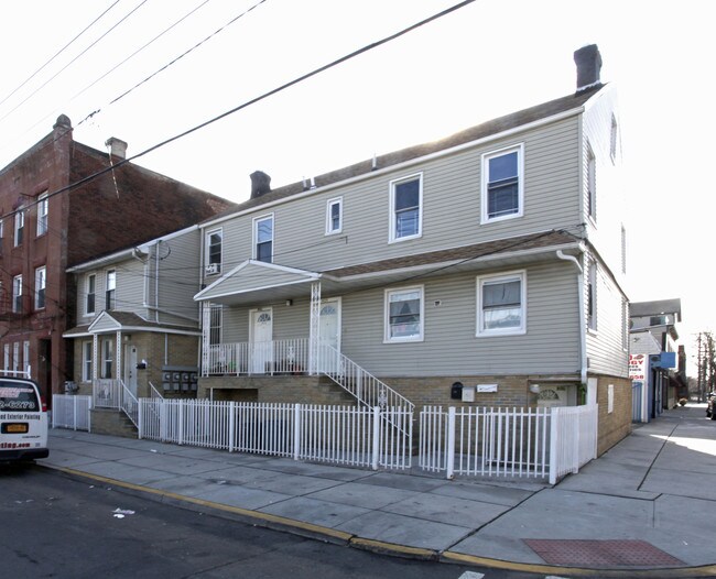 9-15 First St in Elizabeth, NJ - Foto de edificio - Building Photo