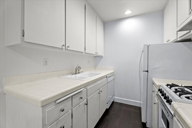2311 4th St, Unit 220 in Santa Monica, CA - Building Photo - Building Photo