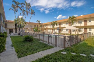 415 NE 2nd St, Unit 228 in Hallandale Beach, FL - Building Photo