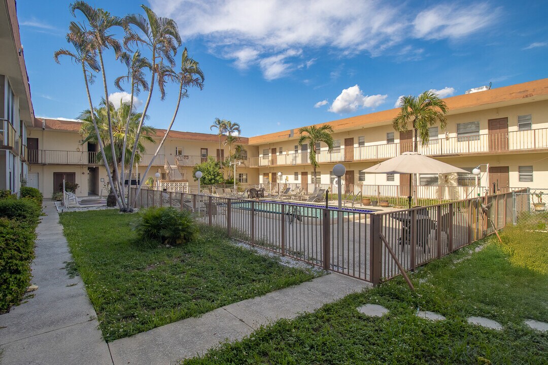 415 NE 2nd St, Unit 228 in Hallandale Beach, FL - Foto de edificio