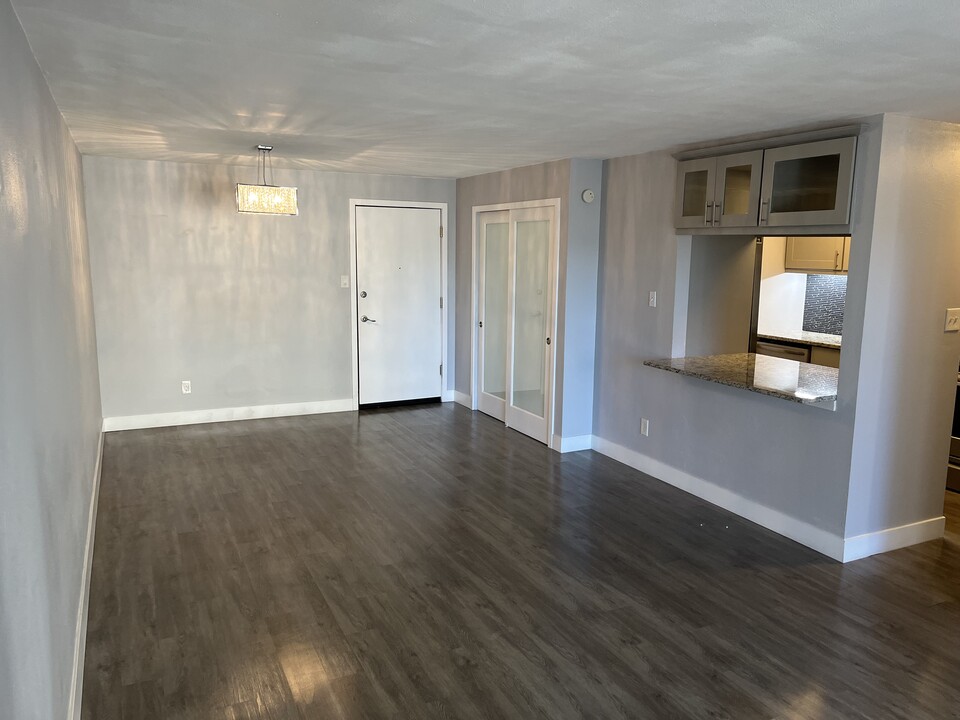 2 Adams St, Unit 408 in Denver, CO - Building Photo