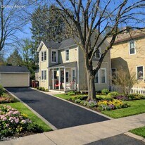 17 Van Dorn St in Saratoga Springs, NY - Building Photo