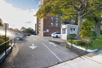 Valerie Arms Apartment in Little Neck, NY - Building Photo - Building Photo