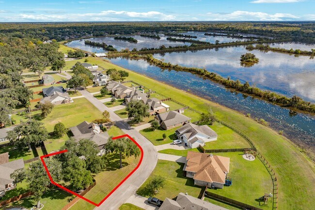 252 Twin Lakes Blvd W in West Columbia, TX - Building Photo - Building Photo