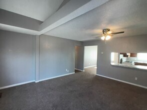 212 W Rose Dr in Midwest City, OK - Foto de edificio - Building Photo