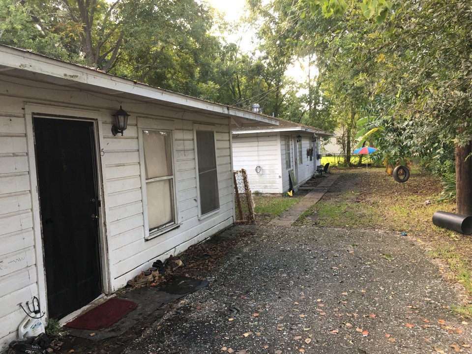 2002 Mustang Rd in Alvin, TX - Building Photo