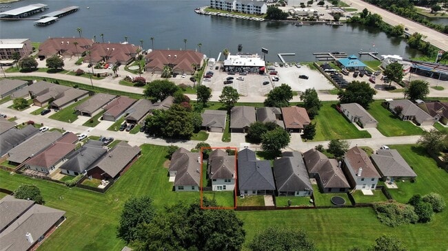 155 Snug Harbor Dr in Montgomery, TX - Building Photo - Building Photo