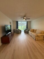 160 Turtle Lake Ct, Unit 109 in Naples, FL - Building Photo