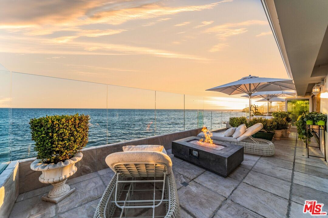 19620 Pacific Coast Hwy in Malibu, CA - Building Photo
