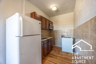 2712 N Milwaukee Ave in Chicago, IL - Foto de edificio - Building Photo