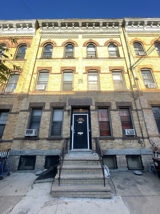 1717 Linden St in Ridgewood, NY - Building Photo