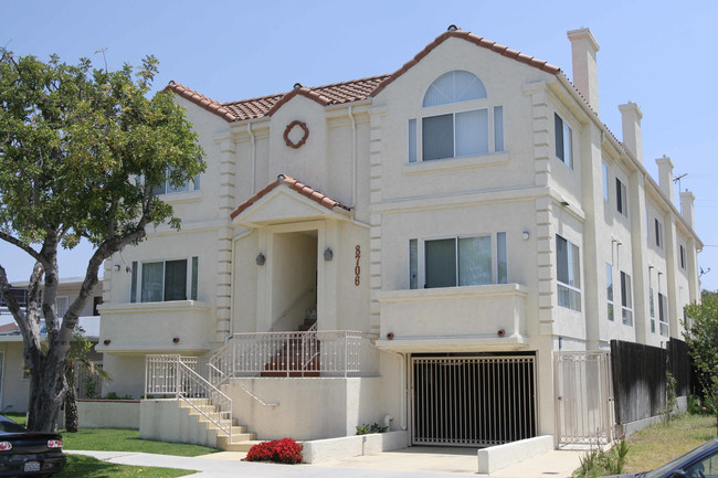 8706 Ramsgate Ave in Los Angeles, CA - Foto de edificio - Building Photo