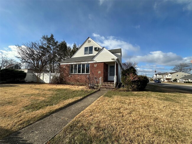 21 Island St in Plainview, NY - Building Photo - Building Photo