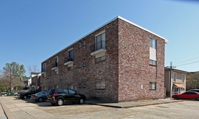 2 Metairie Ct in Metairie, LA - Foto de edificio - Building Photo