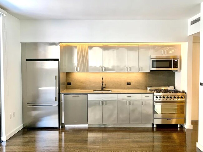 37-40-40 27th St in Queens, NY - Building Photo - Building Photo