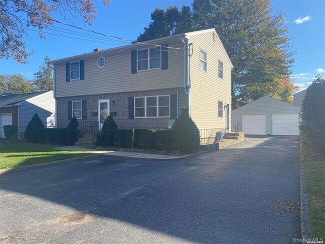 52 Grand Pl in East Northport, NY - Building Photo - Building Photo