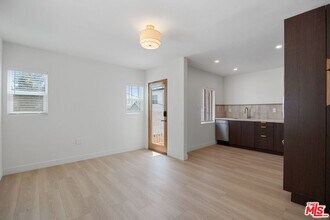 5018 1/2 S Harvard Blvd in Los Angeles, CA - Building Photo - Building Photo