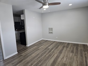 135 E 103rd St, Unit 3 in Chicago, IL - Foto de edificio - Building Photo