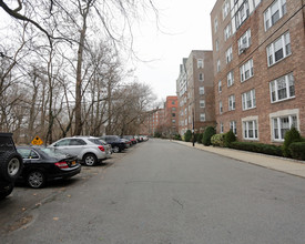 25 Parkview Ave in Bronxville, NY - Building Photo - Building Photo