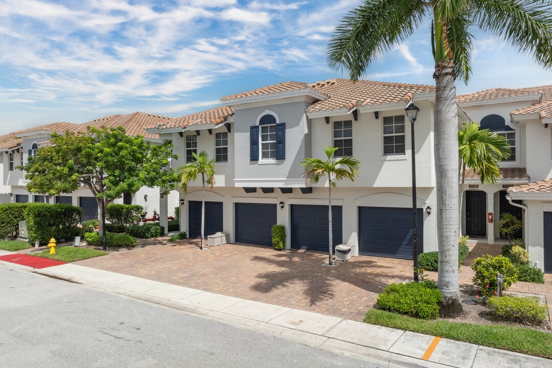 Bridgewater at Lake Osborne in Lake Worth, FL - Foto de edificio