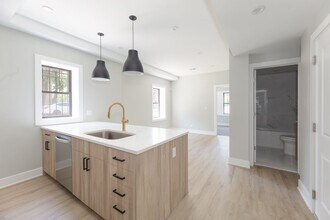 2757 W Logan Blvd, Unit 3 in Chicago, IL - Building Photo - Building Photo