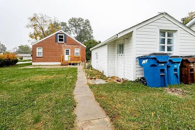 113 Powell Ave in Ferguson, MO - Foto de edificio - Building Photo