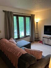 1467 Westview Dr in Coralville, IA - Foto de edificio - Building Photo