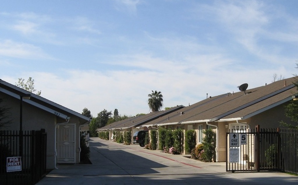 La Casa Elegante in Fresno, CA - Building Photo