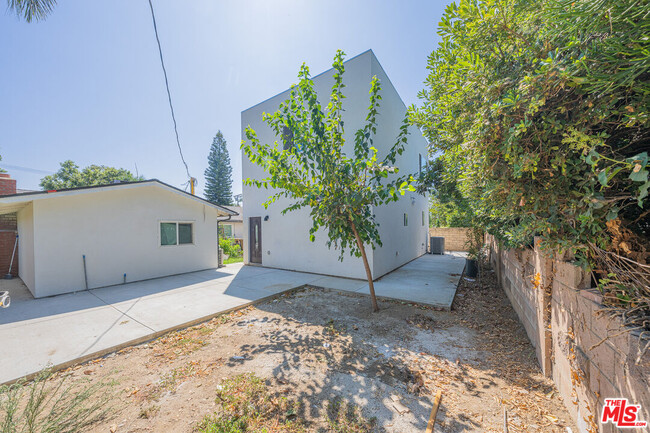 10605 Owensmouth Ave in Los Angeles, CA - Building Photo - Building Photo