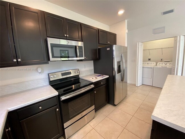 2424 SE 3rd St in Homestead, FL - Building Photo - Building Photo