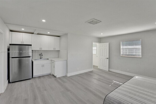 5657 Grant St in Hollywood, FL - Building Photo - Building Photo