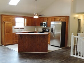 711 Hallbrooke Dr in Warrensburg, MO - Building Photo - Building Photo