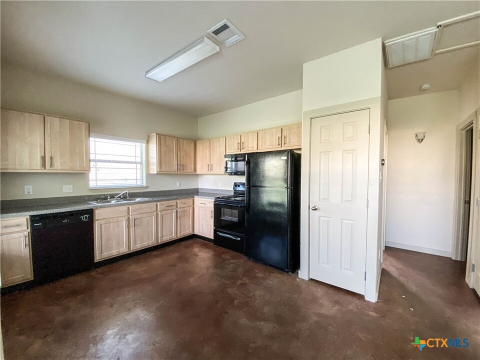 1102 W 16th St in Cameron, TX - Foto de edificio