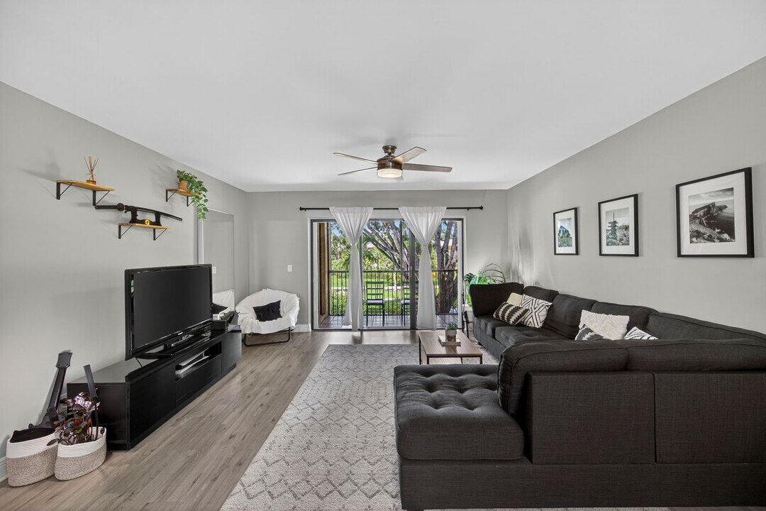 412 Lakeview Dr in Weston, FL - Building Photo