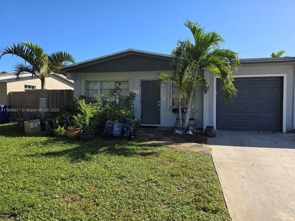 5022 SW 93rd Ave in Cooper City, FL - Building Photo