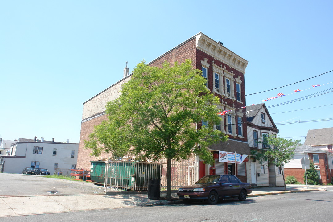 209 Hall Ave in Perth Amboy, NJ - Foto de edificio