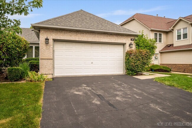 805 Thornwood Dr in St. Charles, IL - Building Photo - Building Photo