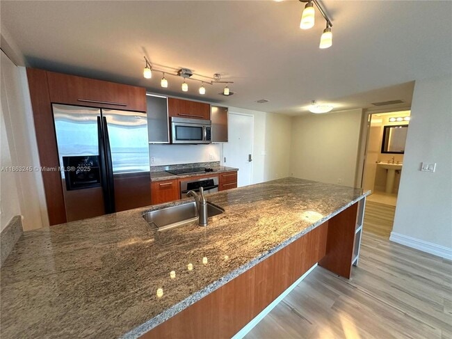 185 SW 7th St in Miami, FL - Building Photo - Building Photo